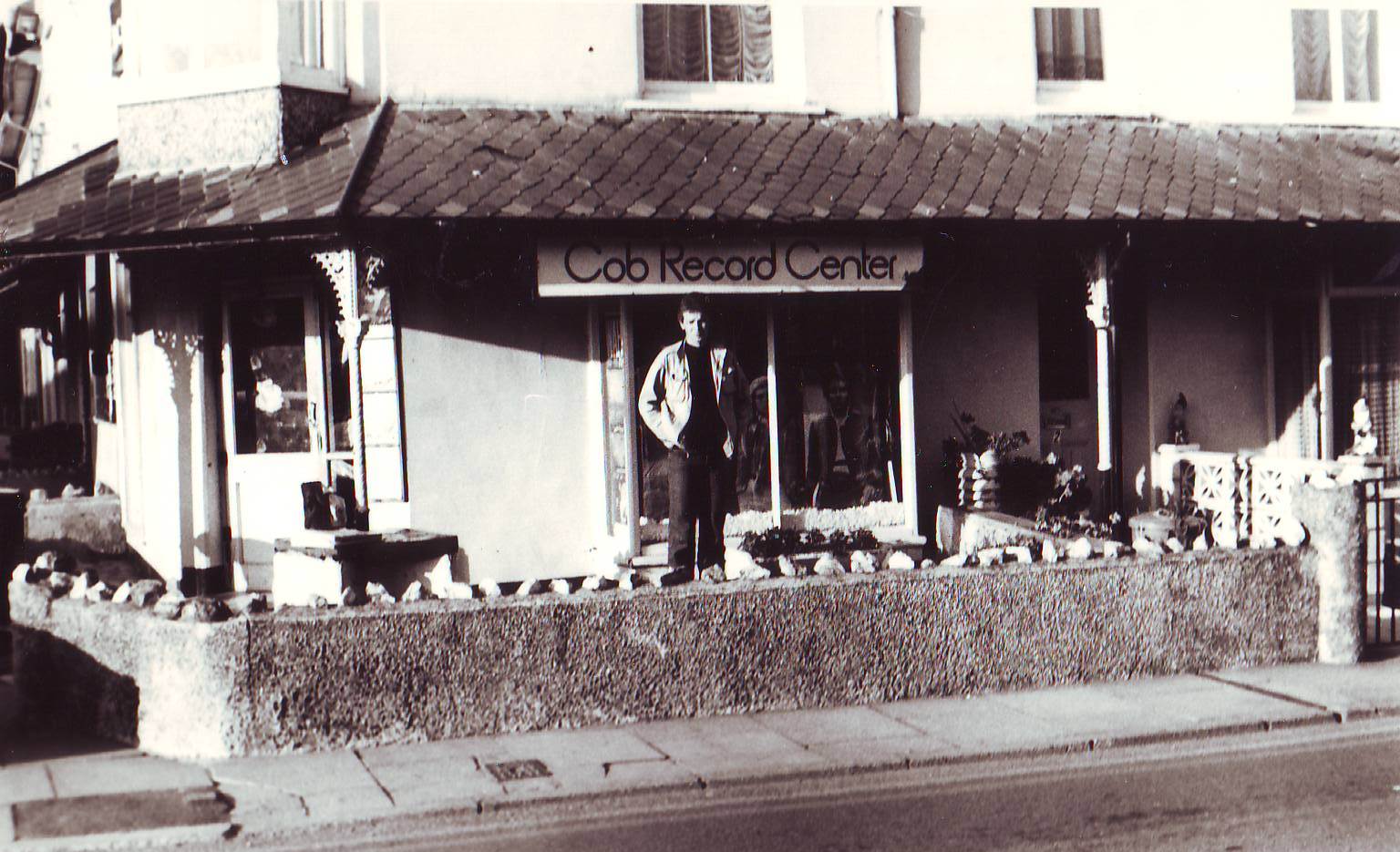 Mlađani Peacock početkom osamdesetih ispred Cob Records Shopa u Porthmadogu, Wales.